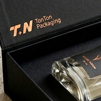 Boîte à parfum rigide de luxe personnalisée, style livre noir magnétique, avec doublure en éponge pour l'emballage de cosmétiques et de parfums