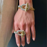 MIRADIA Bracelet jonc étanche en cuivre plaqué or, pavé de zircone cubique, pour la vente en gros de mode