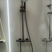 Ensemble de douche à effet pluie chaud et froid en laiton avec noyau de vanne en céramique gris, surface brossée, bec de douche en cascade pour hôtels