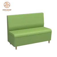 Ensemble de mobilier de restaurant commercial, table carrée en bois pour café, canapé en forme de L vert et chaises à cadre en bois pour café