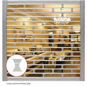 Panneau PC moderne personnalisé <span class=keywords><strong>4m</strong></span> * 6m <span class=keywords><strong>porte</strong></span> roulante antivol automatique en rouleau d'aluminium panneau givré transparent pour garages villas - Product Image 3