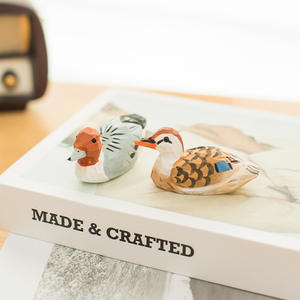 Sculpture sur bois faite à la main oiseau ornement mignon perroquet porte-clés gravure nouvel an cadeau pour les femmes pour la décoration de bureau pendentif de voiture - Product Image 3