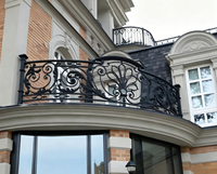 Balustrades en fonte et verre sur mesure pour escaliers et balcons, design moderne, installation facile, faible coût d'entretien