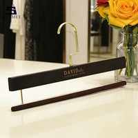 Cintre à pantalon en bois de lotus brun brillant classique de haute qualité avec barre en velours pour magasin
