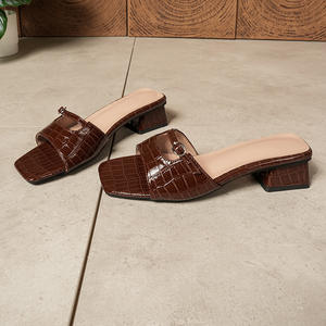<span class=keywords><strong>Sandalias</strong></span> Planas de Punta Cuadrada para Mujer, Novedad 2026, Tacón Grueso, Moda para Exteriores, Cuero Patentado, Chanclas con Punta Descubierta, Venta al por Mayor - Product Image 3
