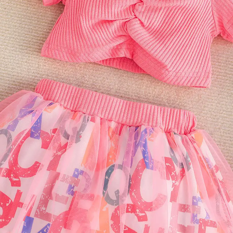 Set pakaian bayi perempuan cantik Musim Panas 2024 kaus berlipat leher V lengan pendek rok kain Tule motif tulisan pakaian bayi 2 potong