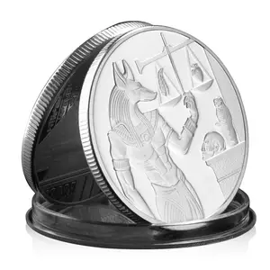 Moneda Conmemorativa de Plata de Anubis, el Dios de la Muerte del Antiguo Egipto, con Diseño de Pirámide y Patrón de Dieb, Coleccionable - Product Image 1