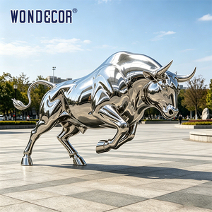 Sculpture de taureau en acier inoxydable sur mesure, statue moderne en métal miroir pour la décoration des places financières - Product Image 1