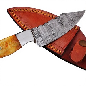 Couteaux de chasse en acier damas faits à la main avec manche en os et étui en cuir, lame partiellement dentelée, pour usage en plein air et camping - Product Image 1