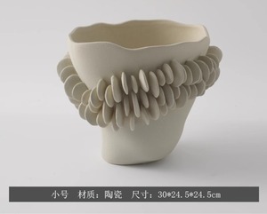 Vaso in Ceramica Bianca Texturizzata, Artigianato Artistico, Smaltatura Opaca, Impermeabile, Unico Portafiori Decorativo a Forma di Disco - Product Image 4