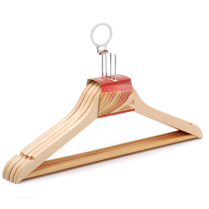 Lot de 4 cintres en bois naturel de haute qualité avec barre pour pantalons - Product Image 6