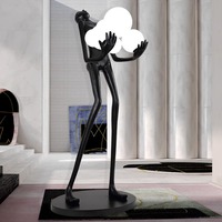 Sculpture d'art humanoïde moderne tenant un lampadaire boule Hall d'exposition de hall d'hôtel Portrait créatif Lampadaire en résine
