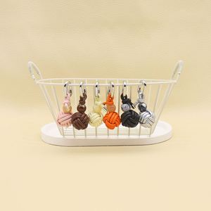 Nuevo Diseño Llavero de Cuero PU con Colgante de Bola Tejida a Mano, Cadena de Cuerda con Nudo de Seguridad, Llavero de Moda para Colgar en el Bolso - Product Image 3