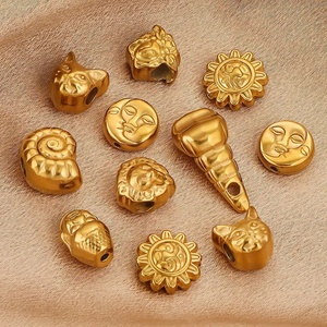 Cuentas Grandes con Diseño de Sol y Luna |   Dijes espaciadores de acero inoxidable chapados en oro PVD de 18K para la fabricación de pulseras y collares DIY - Product Image 1