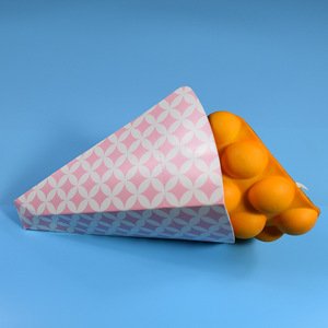 Vente chaude : Support en papier pour gaufres, emballage pour boîte à <span class=keywords><strong>pizza</strong></span>, support pour frites, support pour gaufres bulles, gobelet à crème glacée, cône à crêpes triangulaire pour à emporter - Product Image 3