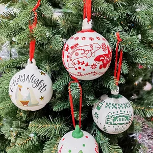 ديكور معلق عالي الجودة بعلامة تجارية مخصصة لعيد الميلاد للبيع بالجملة، زينة كروية من السيراميك لشجرة عيد الميلاد قابلة للتركيب