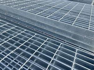 Grille métallique industrielle antidérapante en acier pour couvercle de tranchée au sol - Product Image 6