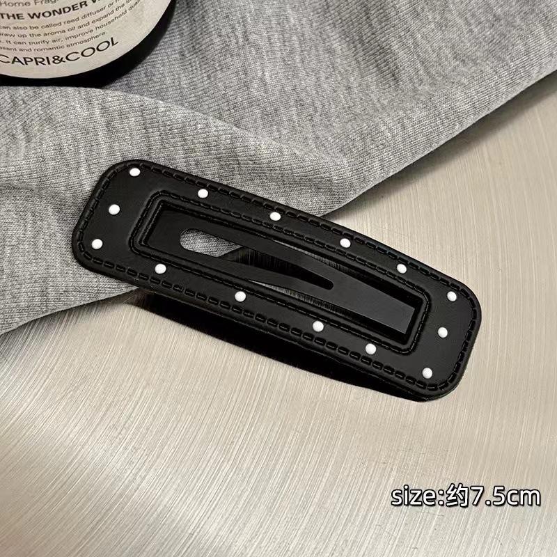 6 black hollow rectangles