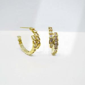 Pendientes de plata de ley 925 con doble C, chapados en oro de 18k, con circonita, estilo hip hop, asimétricos y geométricos. - Product Image 4
