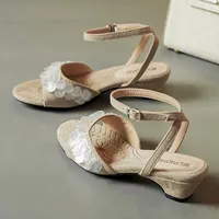 Sandales pour femmes à bout ouvert avec anneau circulaire classique, design mode, dessus en suède, semelle extérieure en caoutchouc, bride à boucle élégante et talons carrés