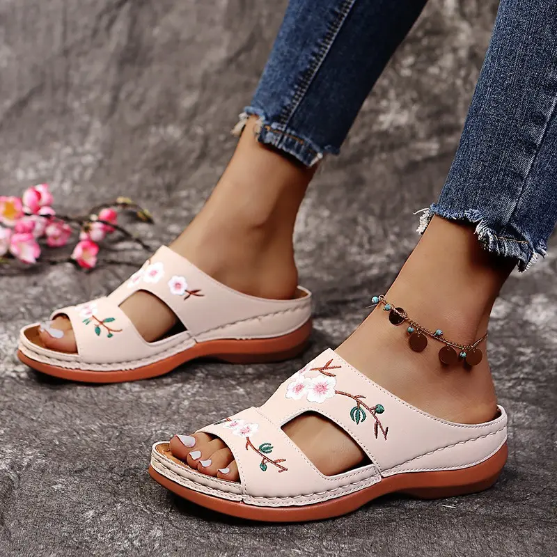 2023 Wholesale summer daily comfort Wedge Sandals Vintage Anti-slip Leather Casual Female Platform Embroidered Shoes