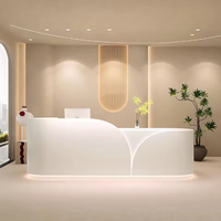 Comptoir de réception de luxe en bois pour salon de beauté haut de gamme, hôtel, ou hall d'entrée, avec rangement et éclairage
