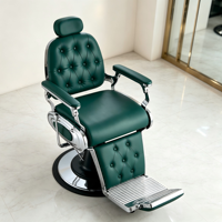 Fauteuil de barbier vintage émeraude, cuir vert capitonné, panneau latéral chromé courbé unique et base à rebord en caoutchouc.