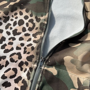 Sweat à capuche zippé personnalisé avec patch brodé, style streetwear, en molleton bouclette, camouflage, coupe oversize, épais, délavé à l'acide - Product Image 4