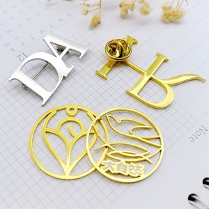 Logo personalizzato personalizzato nome di metallo spilla di sicurezza del marchio scavato in oro lettera di taglio Laser spilla distintivo per le donne