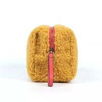Cadeau promotionnel d'hiver personnalisé trousse de maquillage voyage portable mignon moelleux sac de rangement pour outils de beauté organiser une longue pochette à cosmétiques en peluche