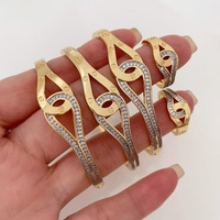 Bracelet jonc ovale articulé en laiton plaqué or 18 carats, style 'Mob Wife', pour événements sur le tapis rouge, finition inaltérable, style clou industriel