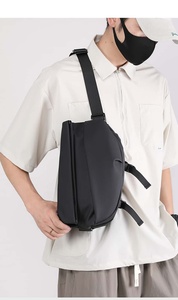 Sac banane noir simple en nylon imperméable avec fermeture éclair pour homme – Idéal pour une utilisation décontractée en extérieur - Product Image 5