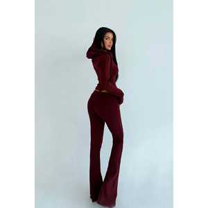 Conjunto de Chándal con Capucha Color Borgoña, Personalizado, Resistente al Viento, Transpirable, para Invierno, Tallas Grandes, con Logotipo Estampado por Sublimación y Pedrería - Product Image 1