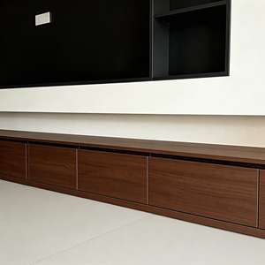 Meuble <span class=keywords><strong>TV</strong></span> mural moderne minimaliste en bois de noyer et MDF blanc <span class=keywords><strong>avec</strong></span> tiroirs, étagères ouvertes et <span class=keywords><strong>niche</strong></span> <span class=keywords><strong>TV</strong></span> pour salon - Product Image 4