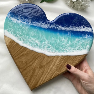 Elegante Tagliere in Legno d'Ulivo Lavorato a Mano a Forma di Cuore <span class=keywords><strong>con</strong></span> Design Spiaggia e Oceano, per Tagliare e Servire Pesce, <span class=keywords><strong>con</strong></span> Resina - Product Image 1