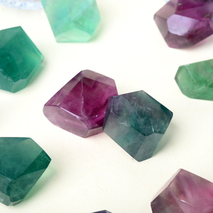 Vente en gros de cristaux de fluorite arc-en-ciel de haute qualité, polyèdres à facettes de forme libre pour la décoration - Product Image 1