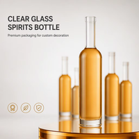 Bouteilles en verre transparentes pour spiritueux avec logo imprimé, surface givrée mate et bouchon en liège, pour distillerie artisanale