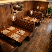 Ensemble de sièges de restaurant de style western vintage haut de gamme, banquette murale en cuir de luxe, table à manger en bois, chaises, hôtel