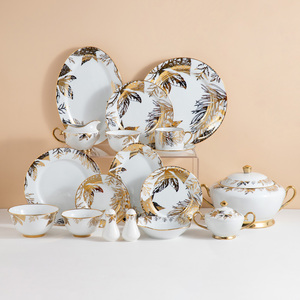 Service de vaisselle de luxe en porcelaine fine avec feuille d'or, personnalisable en gros, vaisselle imprimée avec logo pour supermarché, restaurant, banquet de mariage - Product Image 1