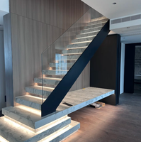 Escalier personnalisé à double poutre avec marches en bois, main courante et balustrade en verre, escalier intérieur moderne