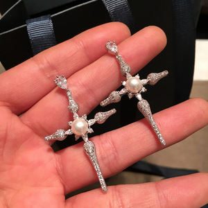 Eleganti Orecchini Pendenti a Croce Barocca con Perle Finte, Gioielli di Lusso da Donna, Accessorio Chic per Uso Quotidiano, Regalo Elegante - Product Image 2