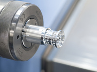 Tour CNC haute vitesse YH42D, centre d'usinage composite métal-tourneuse avec double axe Y et tourelle à 12 positions pour le cœur de vanne hydraulique