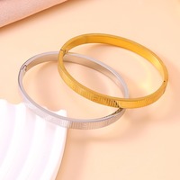 Bracelet jonc tendance en acier inoxydable plaqué or 18 carats avec fermoir manchette, motif zircon à carreaux, personnalisable avec logo, pour femme