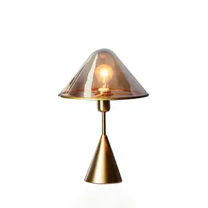 נורדי פטריות מלון מנורת שולחן מינימליסטי זהב זכוכית מתכת מחזיק Lampada דה Tavolo עיצוב יוקרה מודרני מנורה