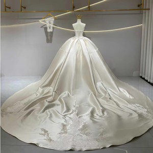 Vestido de Novia Moderno JFH20 Royal sin Tirantes con Corsé, Lazo, Cola de Capilla de Satén, Encaje, Flores de Cristal y Guantes - Product Image 3