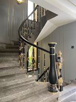 Balustre d'escalier moderne en alliage d'aluminium sculpté, courbes lisses, design élégant, point focal de terrasse, résistant à l'eau, pour villa
