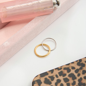 Bague double en or 18 carats et acier inoxydable, design géométrique bicolore, bijoux fins unisexes pour tous les jours - Product Image 4