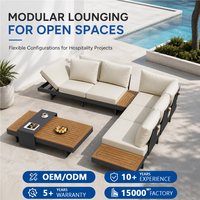 Ensemble de canapés modulaires d'extérieur en aluminium thermolaqué à profil bas, style teck, pour villas, jardins et hôtellerie