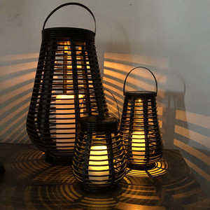 Lampe sur pied solaire à DEL pour l'extérieur Lampe suspendue en rotin à effet de scintillement Globo Lanterne de table solaire - Product Image 4