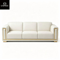 Ensemble de canapés en cuir de luxe moderne avec structure en métal doré et design capitonné pour salon, villa et appartement
